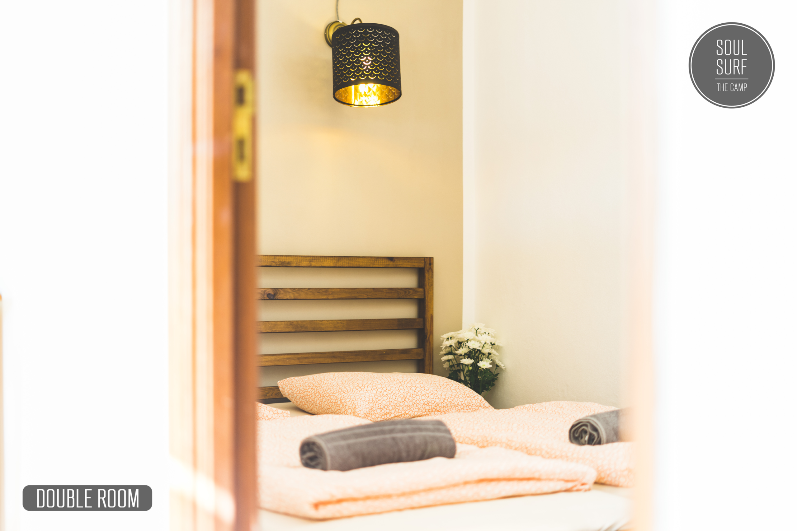 Gemütliches Hotelzimmer mit einem Doppelbett