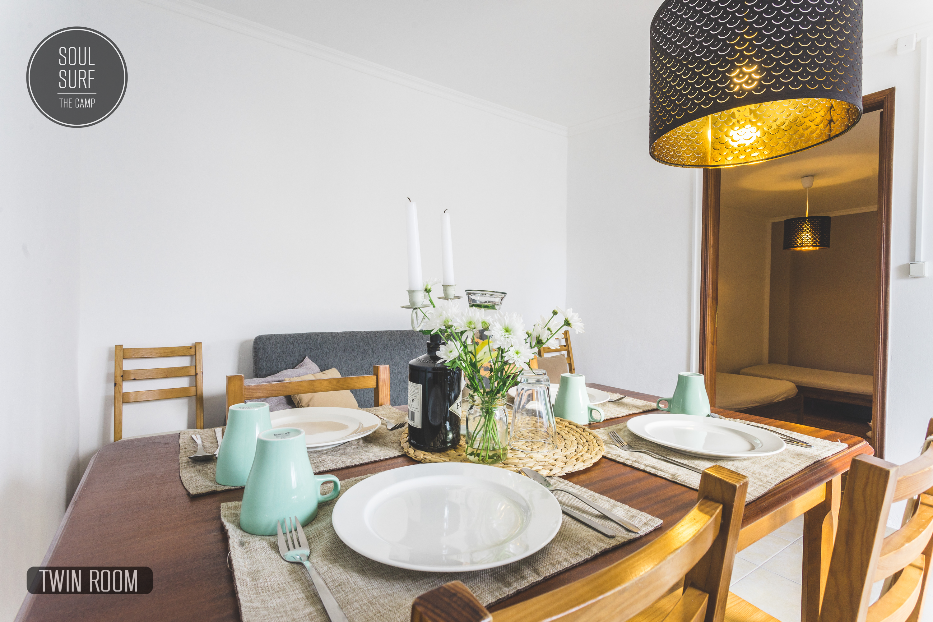 Gedeckter Tisch in gemütlichem Apartment
